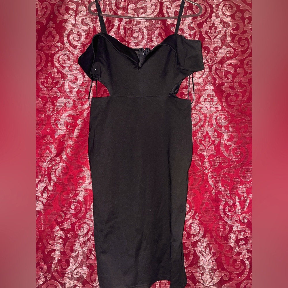 I’m selling a large fashion nova dress color black